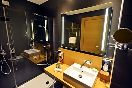 TWIN ACCESSIBLE JUNIOR SUITE, WHEELCHAIR ACCESSIBLE ROOM W/ ROLL-IN SHOWER, COMP WIFI/SITTING AREA/COFFEE-TEA FACILITIES
