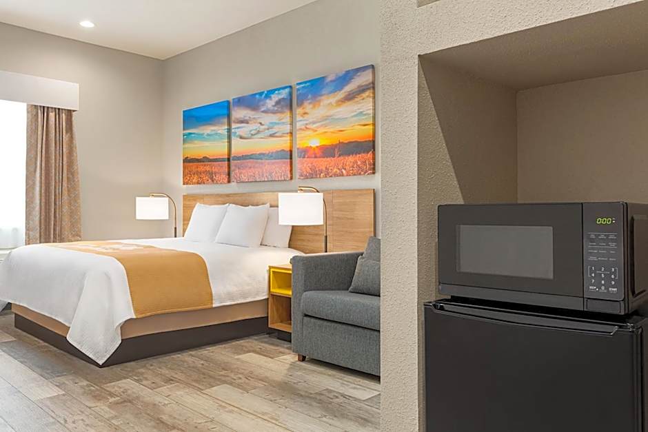 Days Inn & Suites by Wyndham Greater Tomball