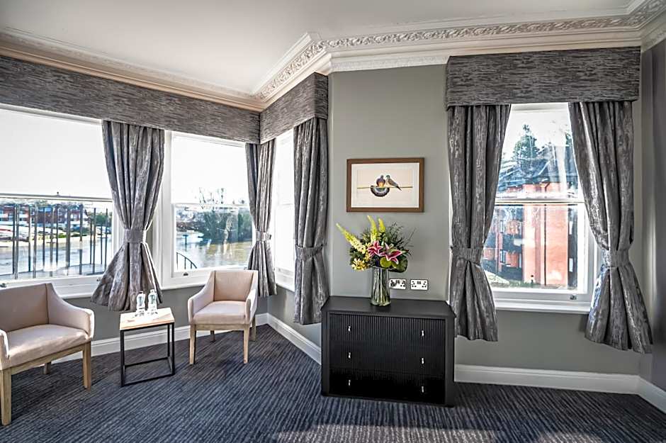 Thames Riviera Hotel