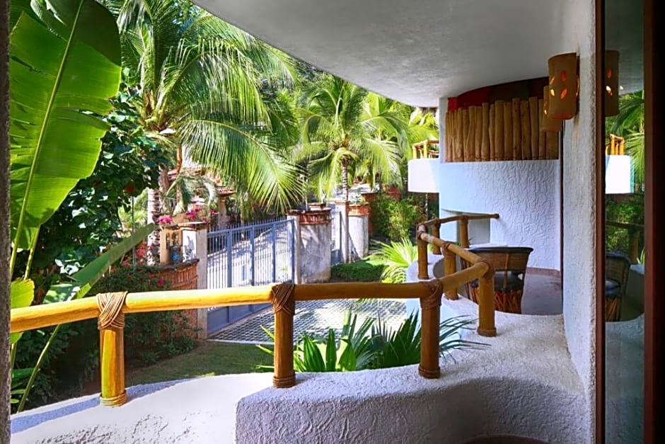 Villa Kiwi. Huge Pool, Steps To Town n Beach. 6 plus BRM 7.5 BTH 3 KCN