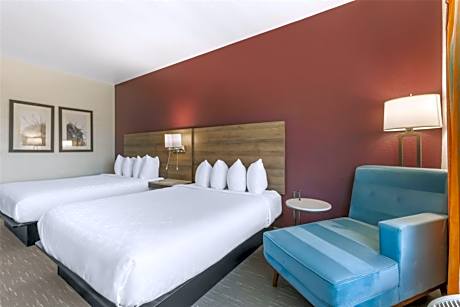 Suite - 1 King 2 Queen Beds NSMK Comm Assist Two Bedrooms 2 TVs Desk Microwave Fridge Full Breakfast