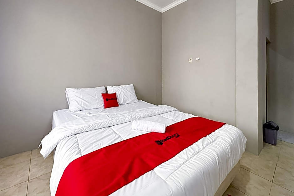 RedDoorz near Maulana Yusuf Stadium Serang