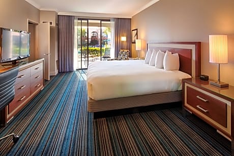 1 King 2 Room Suite - Poolside