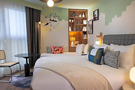 Simone Eiffel Prestige Room