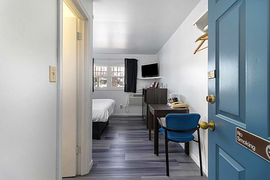 Snyders Shoreline Inn