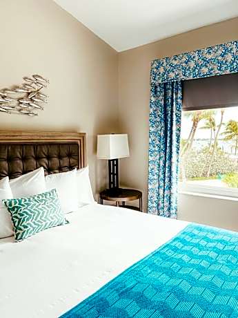 Premier One Bedroom Waterfront Suite Bayview with Sofabed