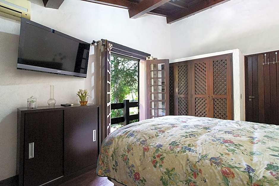 Sítio com piscina, área arborizada e lazer