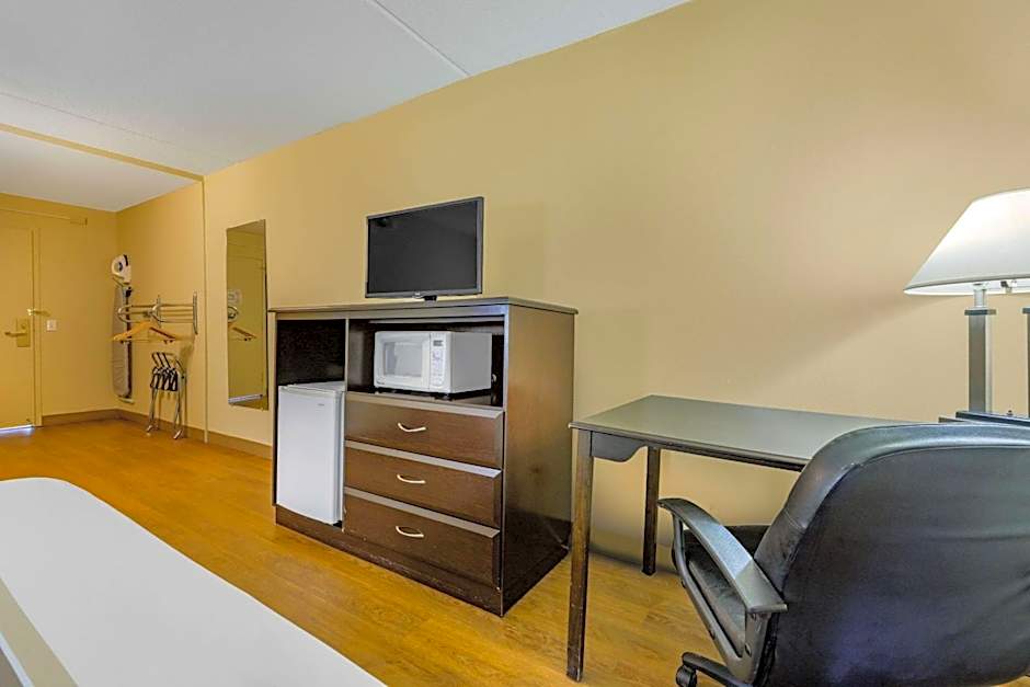 Econo Lodge Inn & Suites Triadelphia - Wheeling