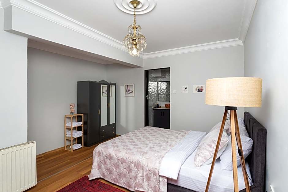 8 Rooms House