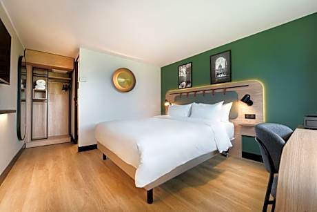 Superior Room - 1 King Bed