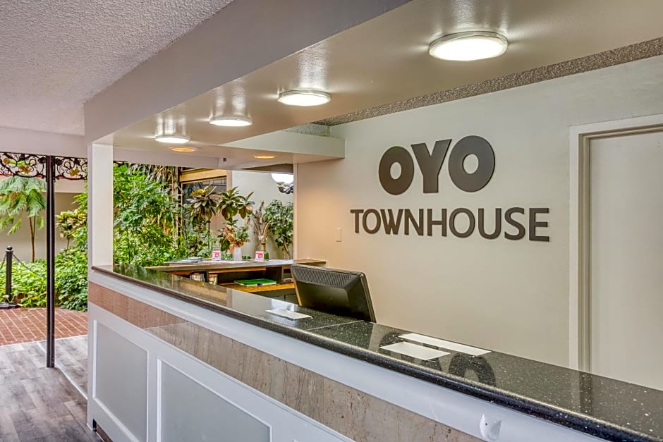 OYO Townhouse Tulsa Woodland Hills