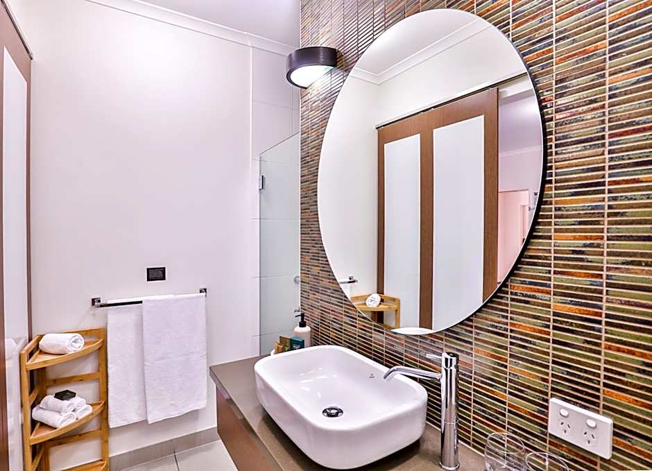 Indulge Apartments - Ontario