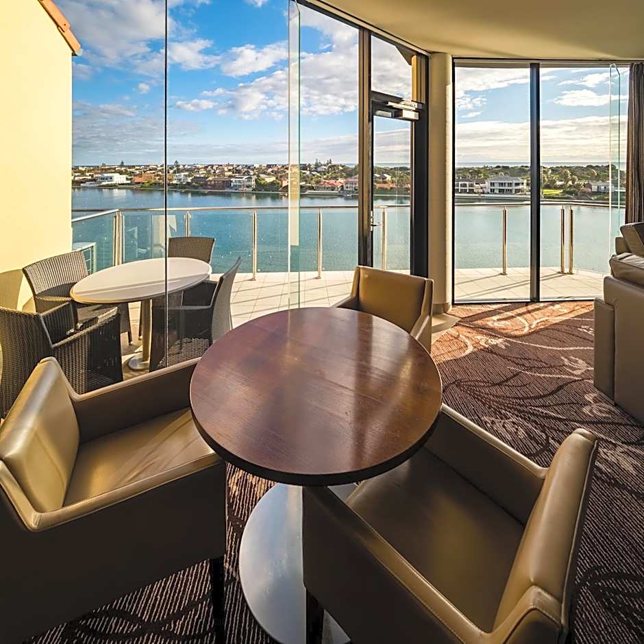 Lakes Hotel