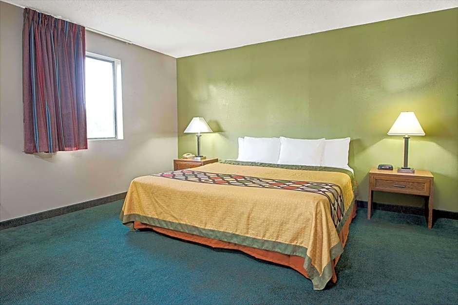 Super 8 by Wyndham Eureka/Six Flags Nearby