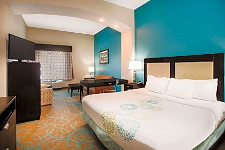 Deluxe King Room with Mobility/Hearing Impaired Access - Non-Smoking