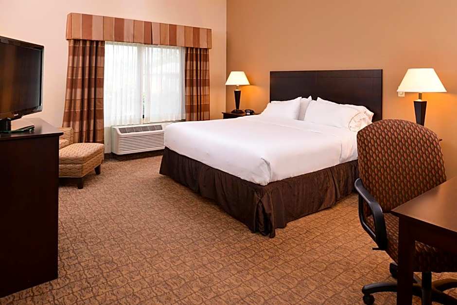 Holiday Inn Express & Suites Fairmont By IHG