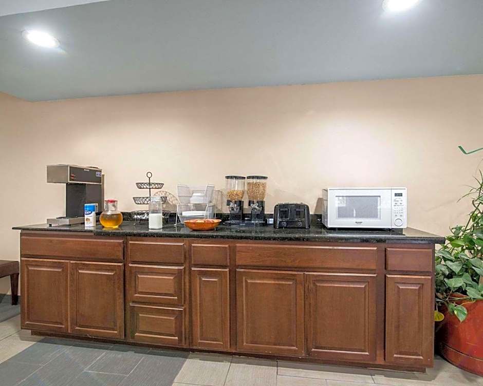 Rodeway Inn Syracuse Carrier Circle