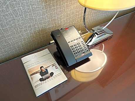 Club lounge access, Executive Suite, 1 King, Corner room