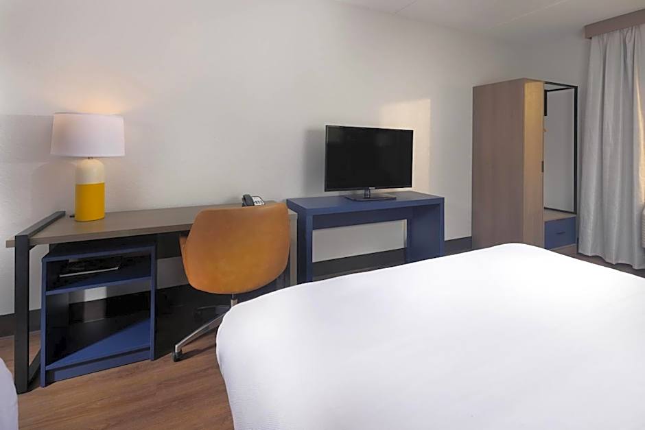 Comfort Suites Outlet Center