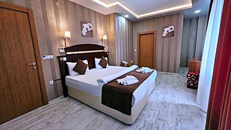 Deluxe Double Room with Side Sea View