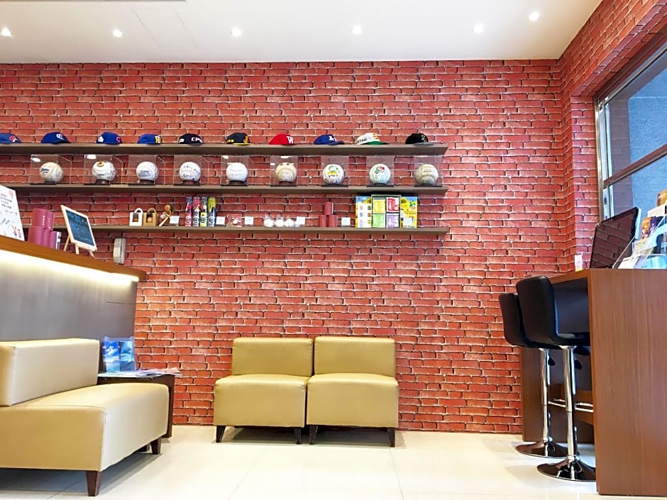 La Hotel-Baseball Theme Hall