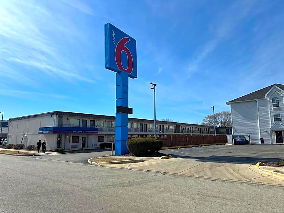 Motel 6 Joliet, IL - I-80