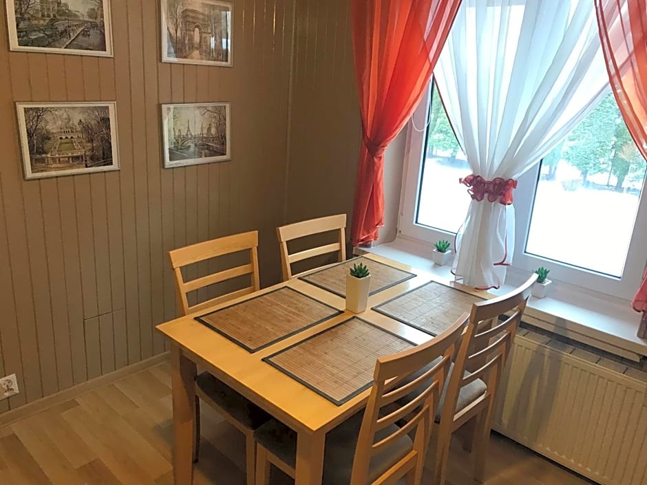 Domek Kamień nad jeziorem z jacuzzi