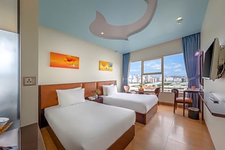 Deluxe Twin Room with Big Window and Partial Sea view