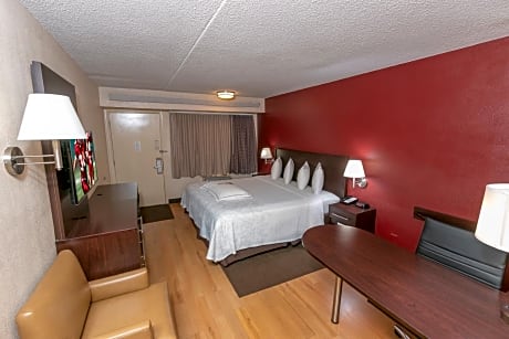 Premium King Room Smoke Free (Upgraded Bedding & Snack)