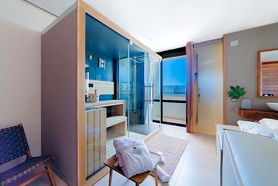 CUMEJA Beach Club & Hotel