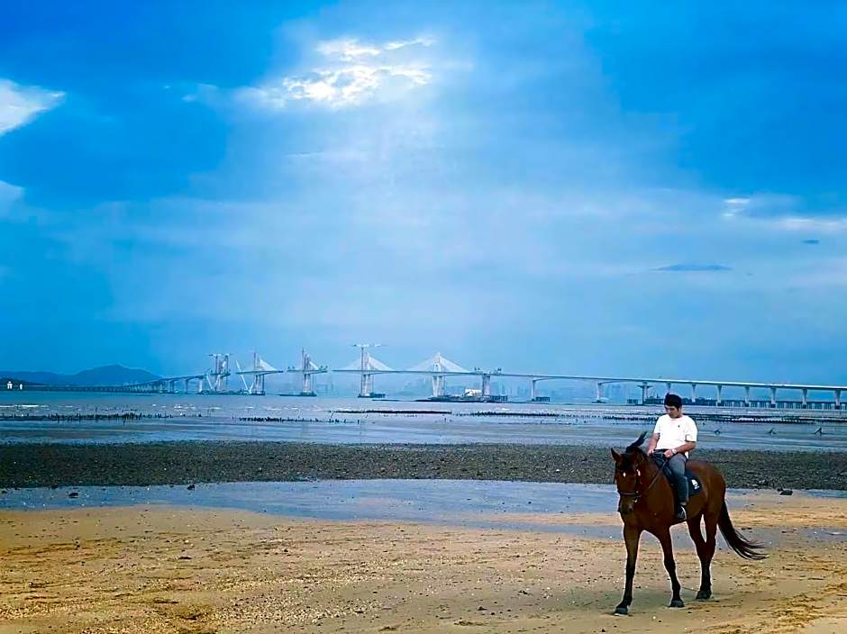Breeze & Waves A Seaside Inn