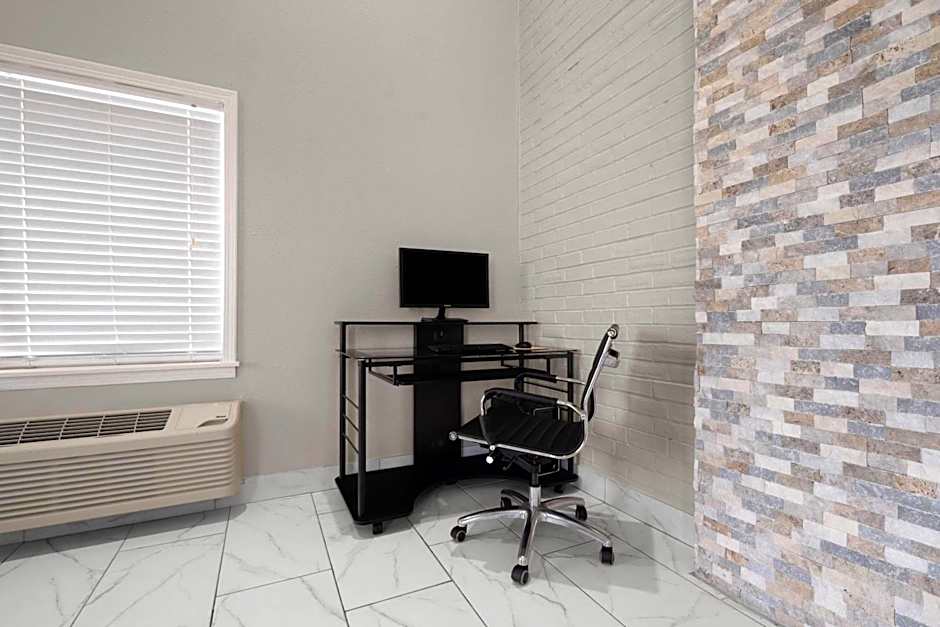 Super 8 by Wyndham Covington