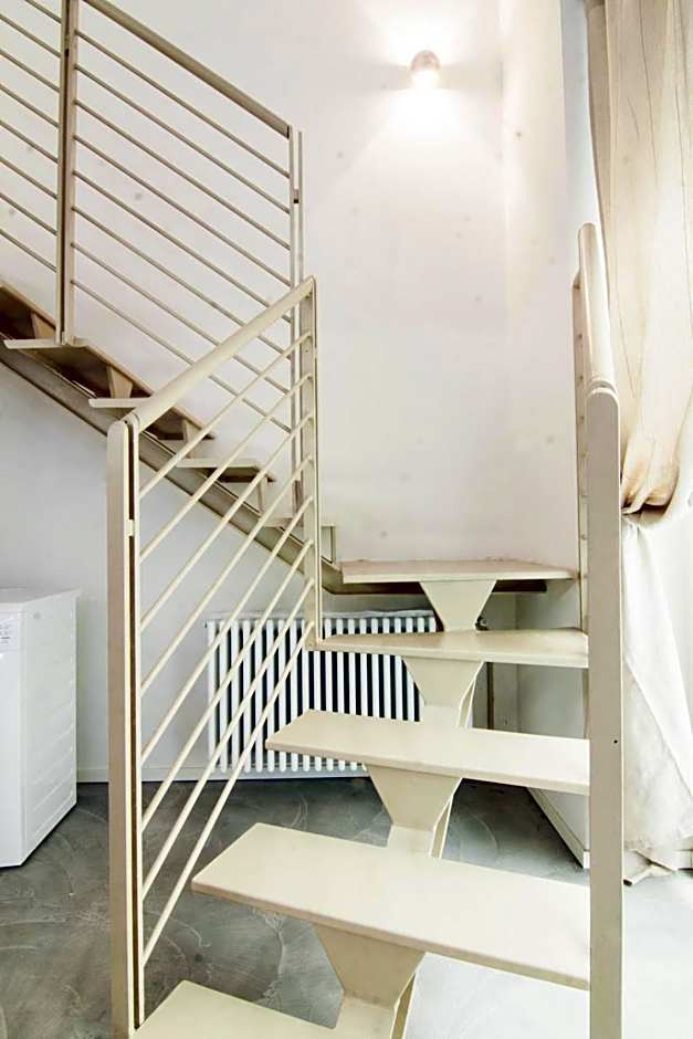 Alessia's Flat - Mac Mahon