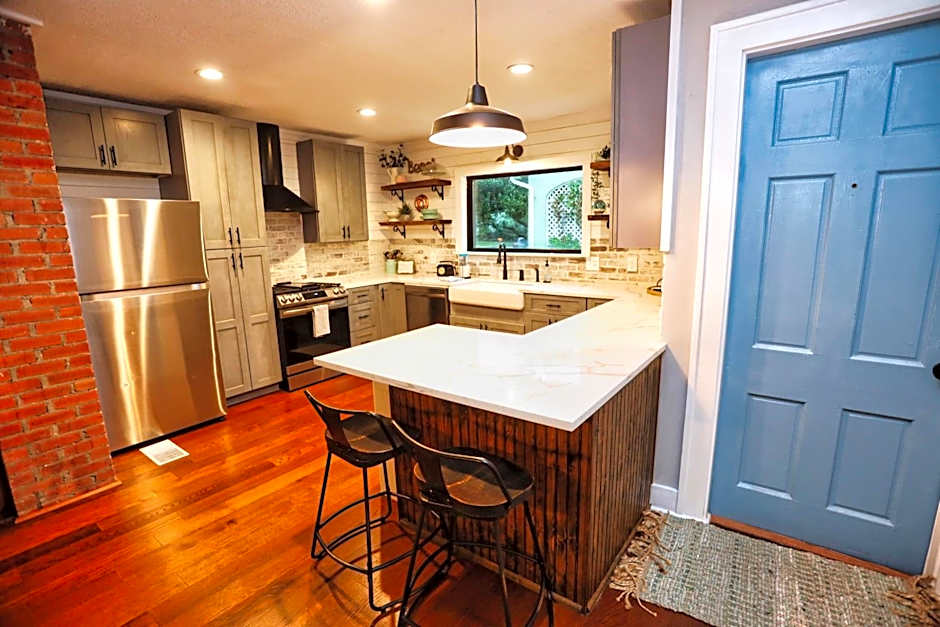 Historic Home Family Friendly Close to Seawall