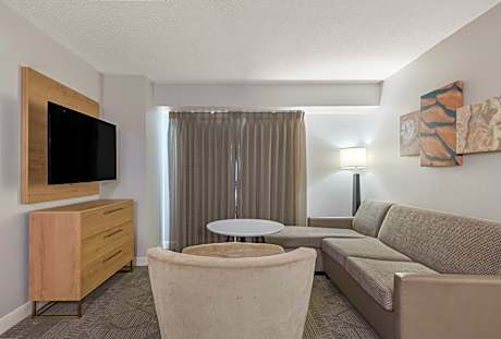 1 King 2 Qn 2 Bdrm Suite Comm Access Tub