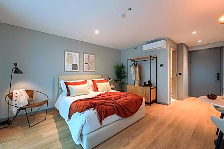 Deluxe Plus Queen Room