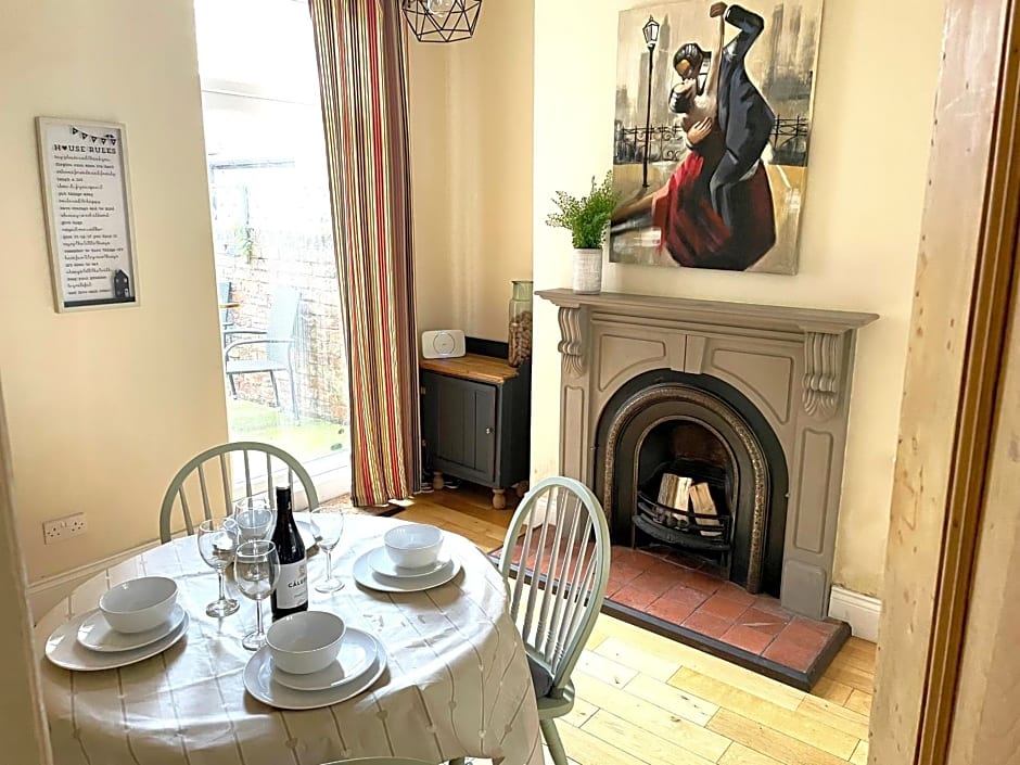 Riverside Lodge - Quaint Victorian Home By The River