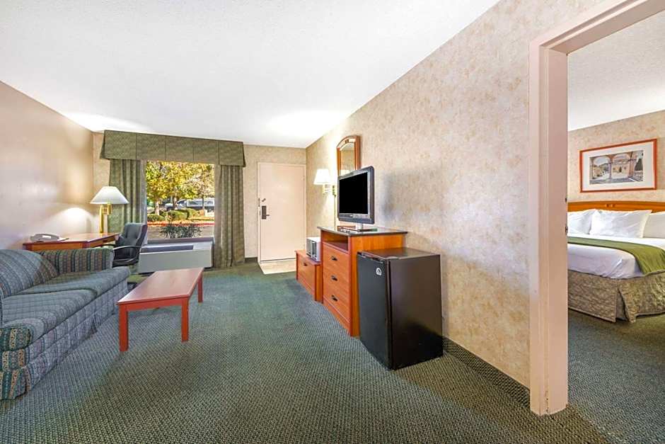 Days Inn & Suites by Wyndham Albuquerque North