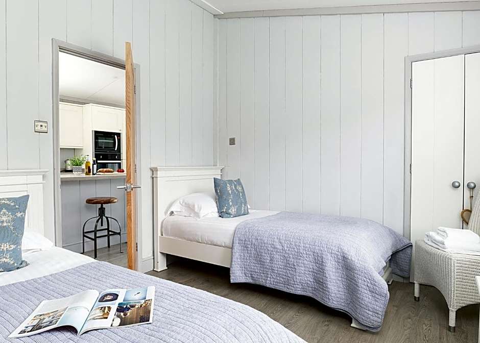Cherry Bird Lodge Escape