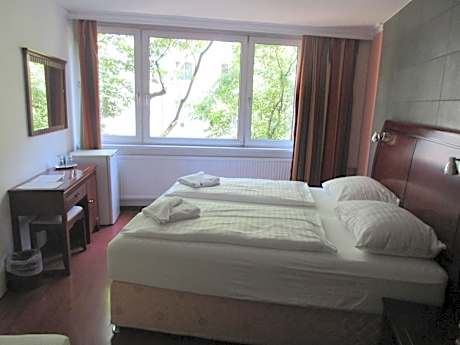 Family Room with Garden View