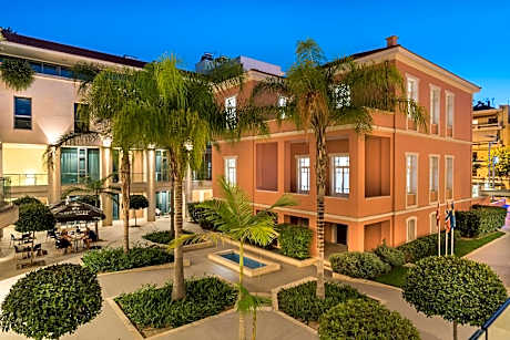 Trianon Luxury Apartments & Suites