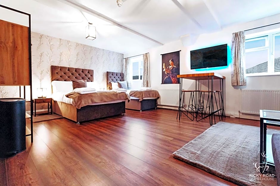 Ricky Road Guest House - Premium