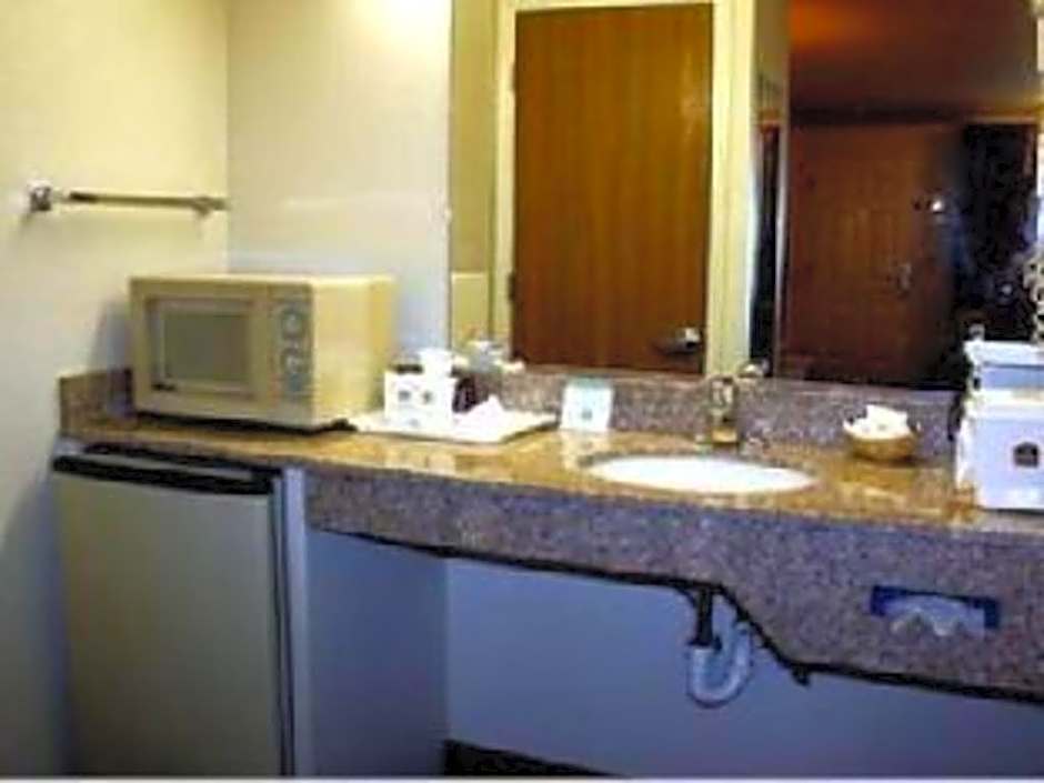 Cloverdale Wine Country Inn & Suites