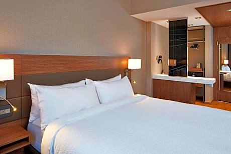 King Room with Roll-in Shower - Mobility Accessible