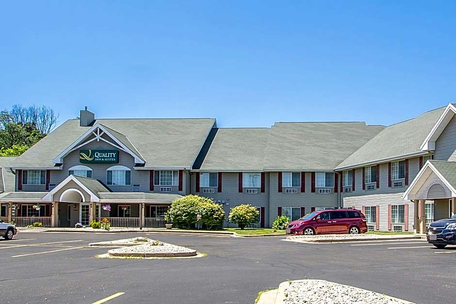 Quality Inn & Suites East Troy I-43