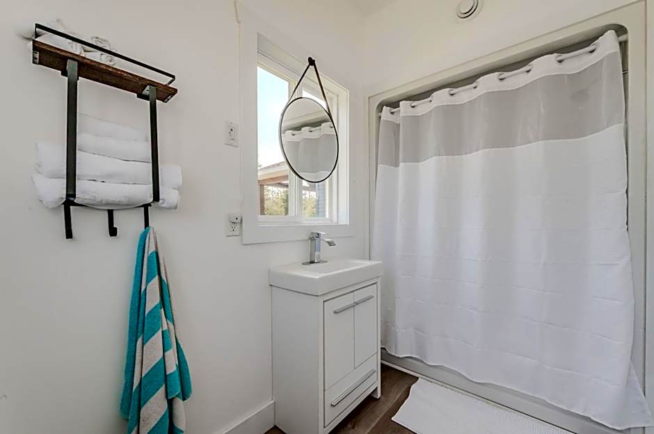 Luxury Lakefront Escape w Games Room