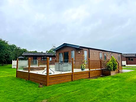 Meadows Lodge with Hot Tub