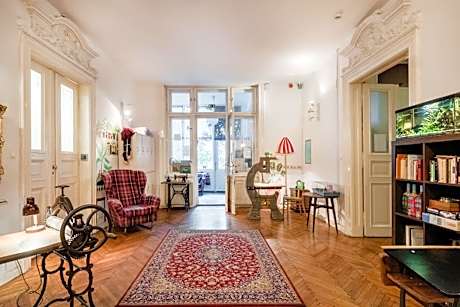 Baroque Hostel & Coworking