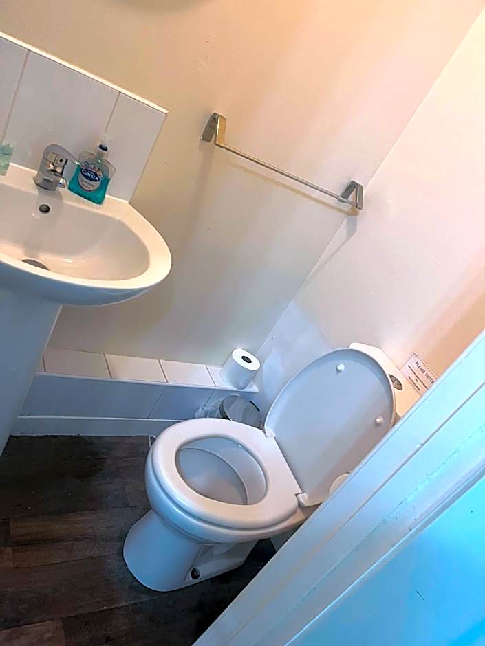 Irvine Riverside Guesthouse by Paymán Club