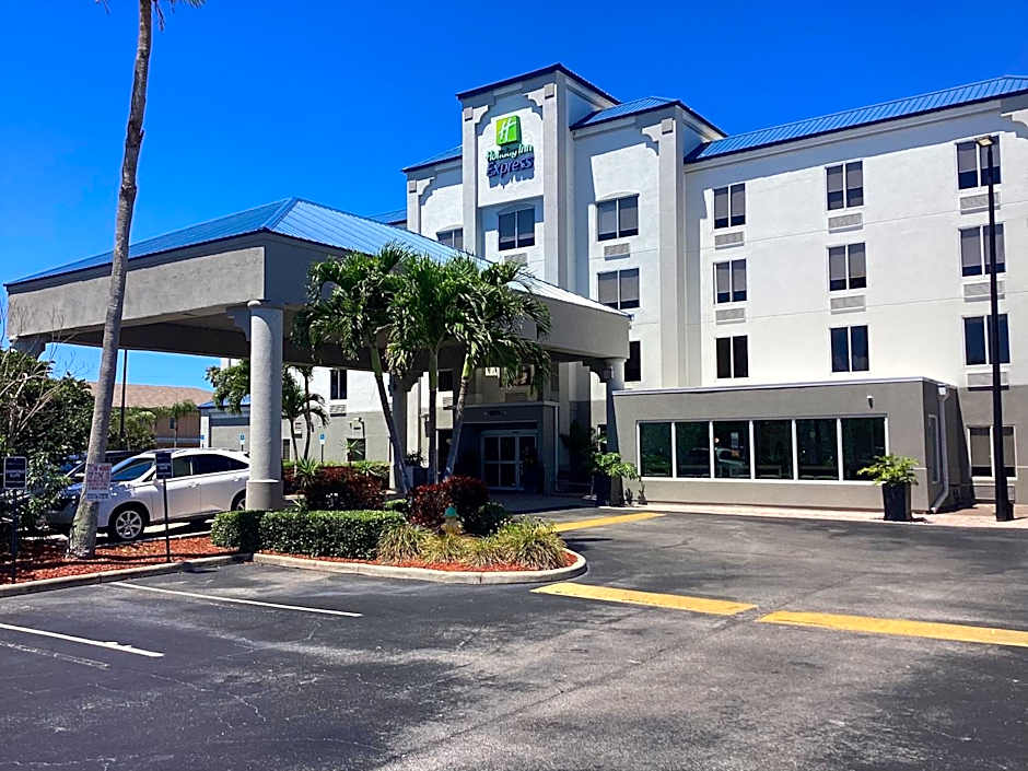 Holiday Inn Express Hotel & Suites Cocoa Beach By IHG